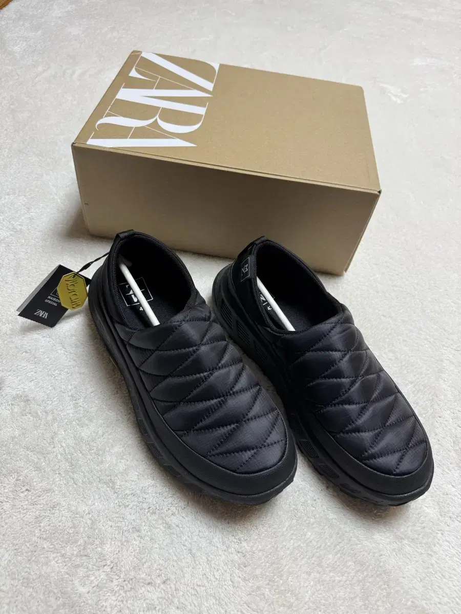 자라 러닝 스니커즈 VIBRAM x MAISON SPECIAL